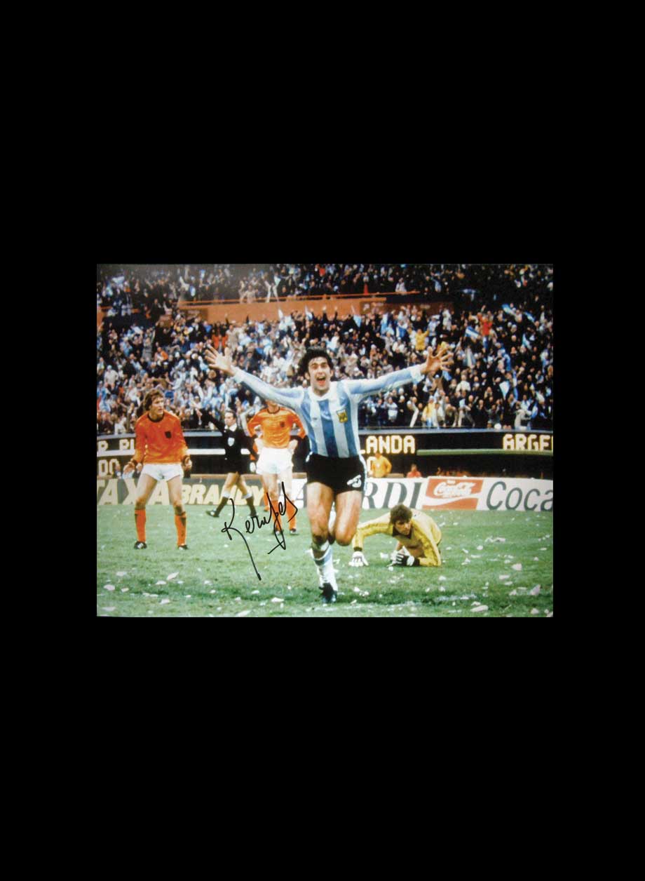 Mario Kempes signed 1978 World Cup Final photo - Unframed + PS0.00