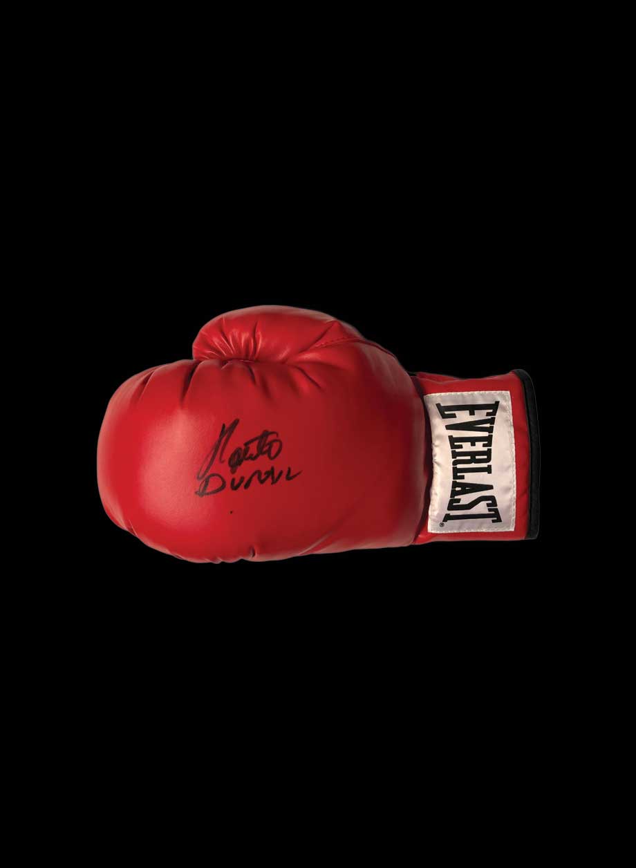 Roberto Duran signed boxing glove - Unframed + PS0.00