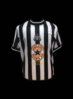 Alan Shearer menandatangani kaus statistik karier Newcastle United tahun 1998 - Gambar 1