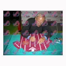 Bert Trautmann je podpisal dres Manchester Cityja v finalu pokala FA 1956. - Slika 2