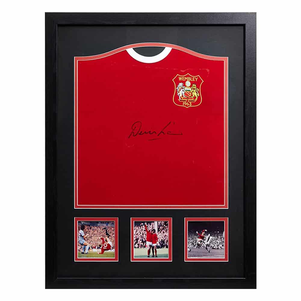 デニス・ローがマンチェスター・ユナイテッドのシャツにサイン