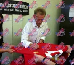 Denis Law a signé le maillot du Manchester United 1963 - France