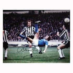Dennis Tueart podepsal smlouvu s Manchesterem City (foto 1)