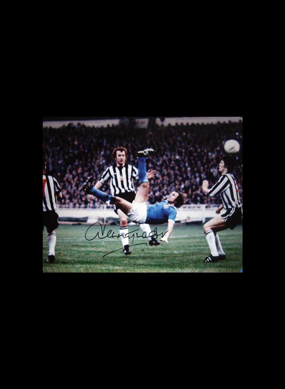 Dennis Tueart signed Manchester City photo - Unframed + PS0.00