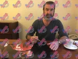 Foto Eric Cantona menandatangani kontrak dengan Manchester United ukuran 16x20 - Gambar 2