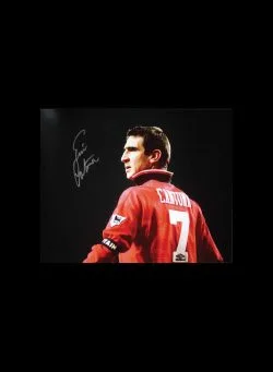 Foto Eric Cantona menandatangani kontrak dengan Manchester United ukuran 16x20 - Gambar 1