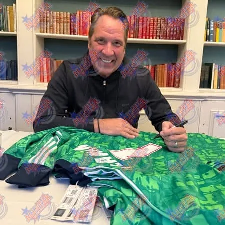 デビッド・シーマンがアーセナルのゴールキーパーシャツにサイン