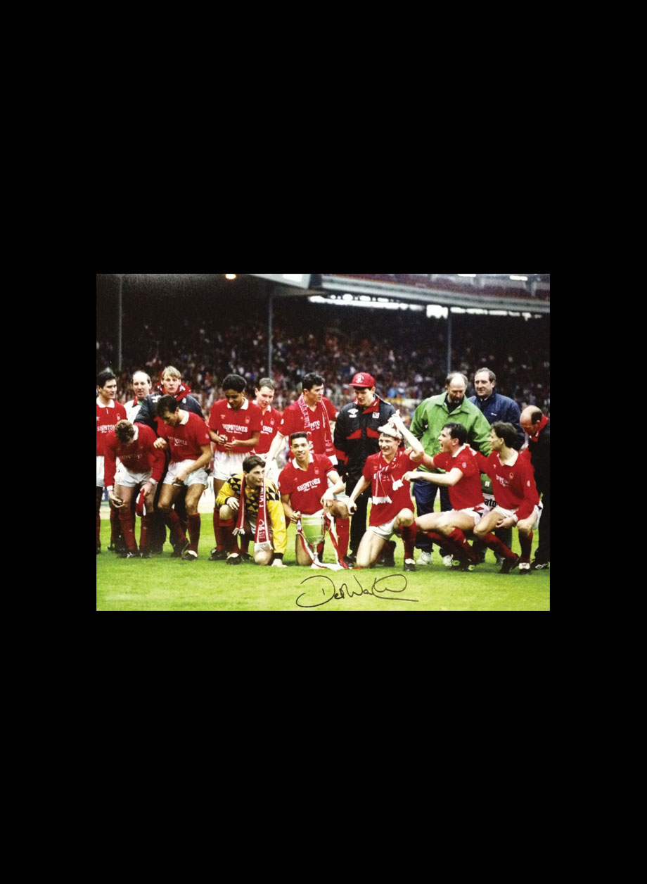 Des Walker signed Nottingham Forest photo - Premium Framing + PS45.00