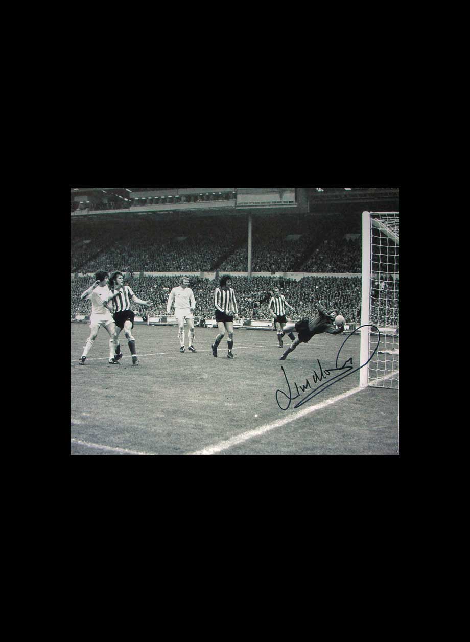 Jim Montgomery signed Sunderland 1973 FA Cup Final photo - Unframed + PS0.00