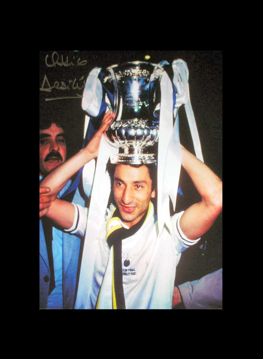 Ossie Ardiles signed 1981 FA Cup Final photo. - Unframed + PS0.00