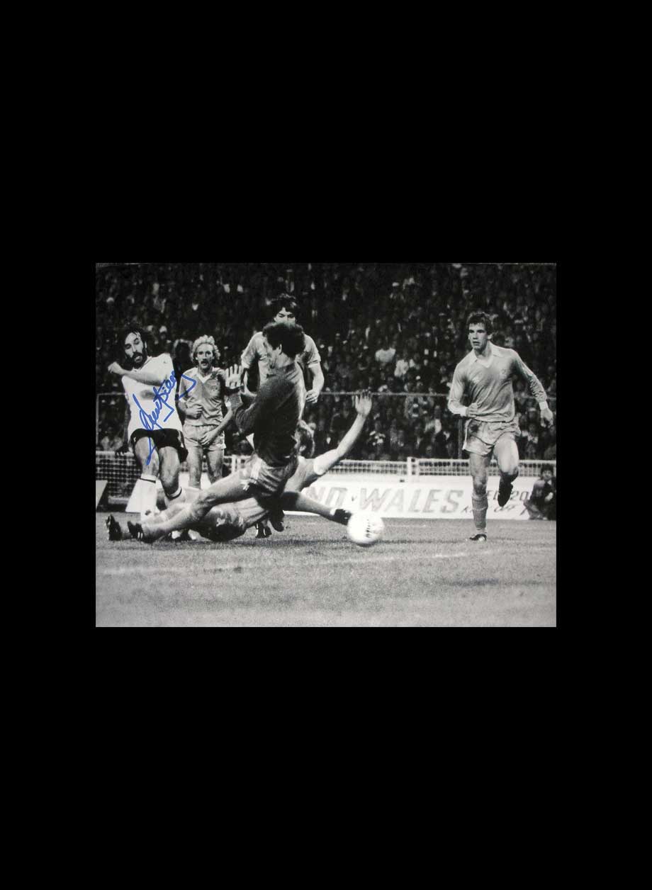 Ricky Villa signed 1981 FA Cup Final photo - Unframed + PS0.00