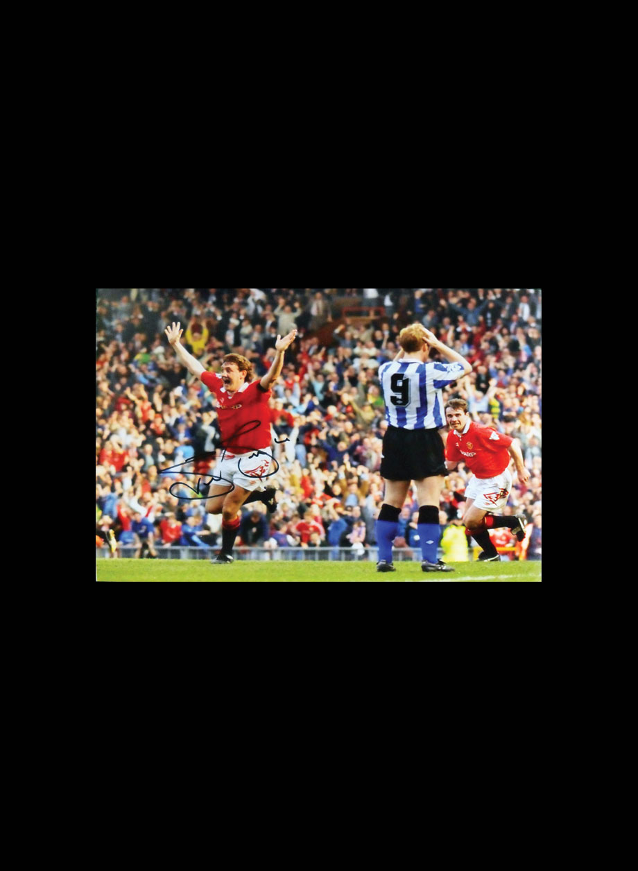 Steve Bruce Signed Manchester United photo - Premium Framing + PS45.00