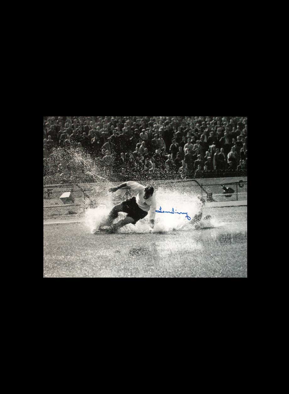 Sir Tom Finney signed "The Splash" photo - Unframed + PS0.00