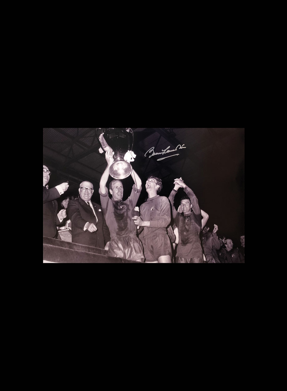 Sir Bobby Charlton signed 1968 European Cup Final 30x20 photo - Unframed + PS0.00