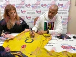 เสื้ออาร์เซนอลปี 2005/06 พร้อมลายเซ็นของ Thierry Henry - รูปภาพ 2