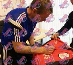 Stjuarts Pīrss parakstīja Notingemas "Forest" 1994./96.&nbsp;gada kreklu&nbsp;— 2.&nbsp;attēls