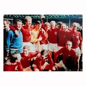 Foto Bobby Charlton menandatangani kontrak dengan Inggris pada tahun 1966 - Gambar 1