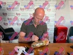 Alan Shearer arany futballcipőt írt alá - 2. kép