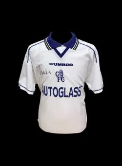 Gianfranco Zola skrifaði undir treyju Chelsea fyrir tímabilið 1998/2000 - Mynd 1