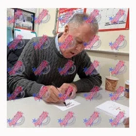 Sir Geoff Hurst assinou a exibição pintada à mão da Inglaterra de 1966 no estilo Subbuteo - Imagem 3