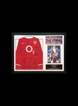 12 Invincibles의 사인이 담긴 희귀한 Arsenal 2003/04 유니폼 액자 - 이미지 1