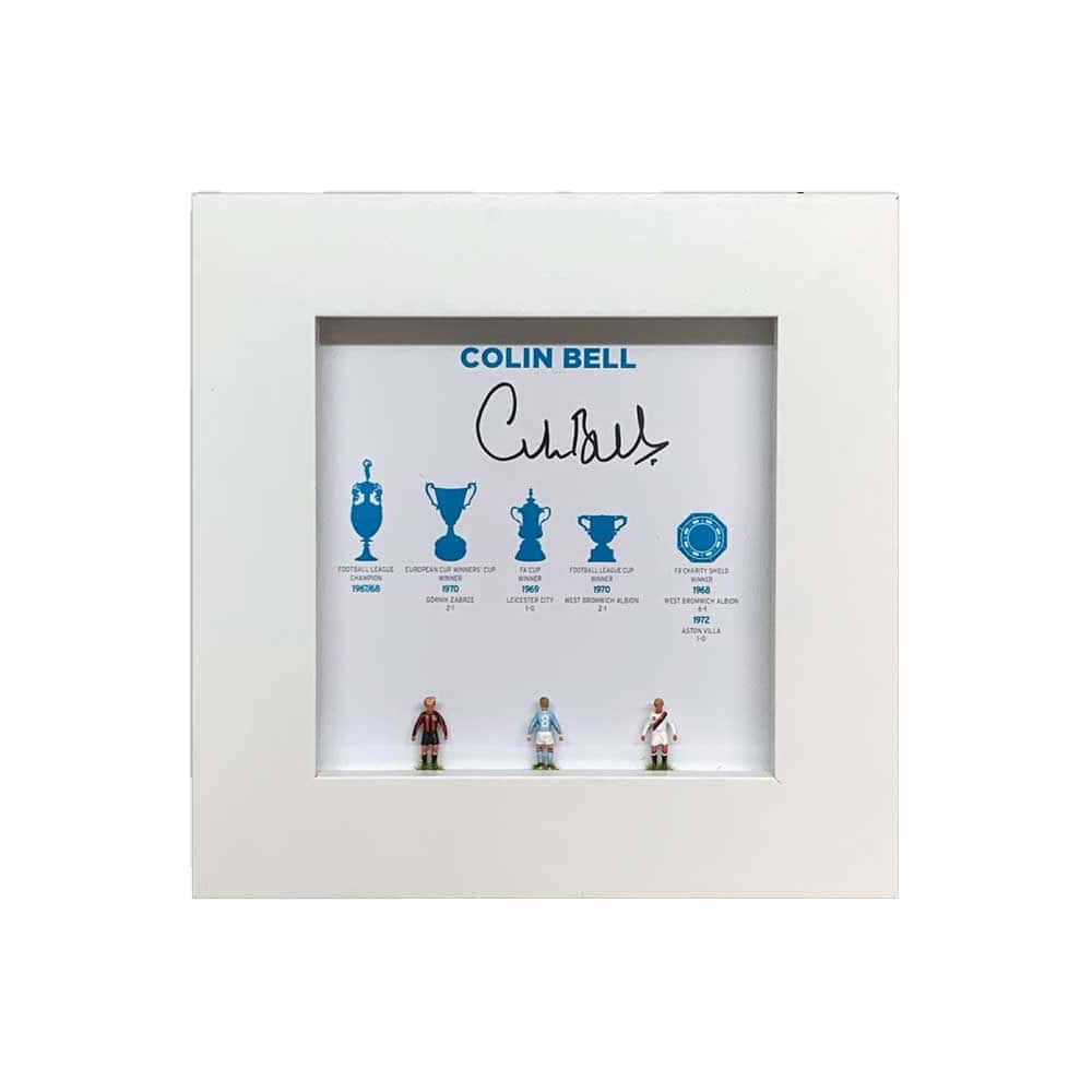 Colin Bell이 서명한 손으로 그린 ​​Subbuteo 스타일 디스플레이 - All Star Signings