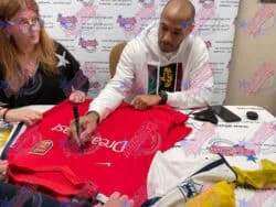เสื้ออาร์เซนอลปี 2000/02 พร้อมลายเซ็นของ Thierry Henry - รูปภาพ 2