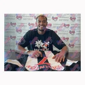 ジョエリントンがニューカッスル・ユナイテッドのユニフォームと契約