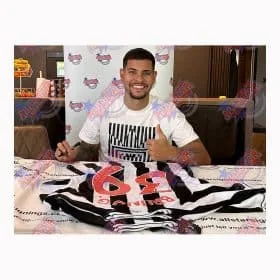 Bruno Guimaraes pasirašė sutartį su „Newcastle United“ marškinėliais – 2 nuotrauka